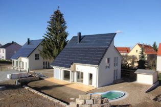 Energieautarke Häuser setzen auf ein neues Heiz- und Energiekonzept mit energieeffizienter Fußbodenheizung und Bodenfliesen