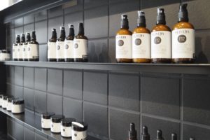 Das Shop-Design der exklusiven Naturkosmetik-Marke "Oliveda" ist geprägt durch die schwarzen Fliesen des Herstellers Agrob Buchtal.