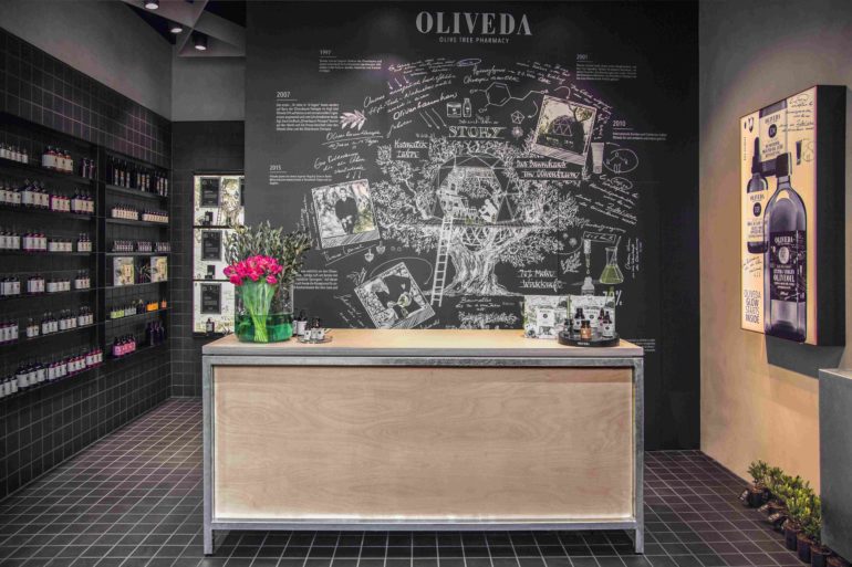 Das Design-Konzept des Oliveda-Flagship-Stores lebt von den eigens für den Hersteller entwickelten schwaren Fliesen im Format 12,5 x 12,5 cm. entwickelte Agrob Buchtal als Sonderfertigung die Serie "Craft" in als