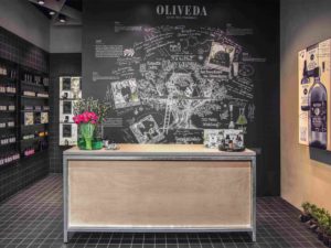 Für das Design-Konzept des Oliveda-Flagship-Stores entwickelte Agrob Buchtal als Sonderfertigung die Serie "Craft" in als