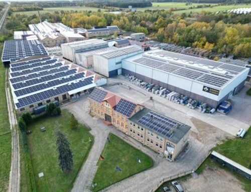Deutsche Fliesenindustrie auf dem Weg der DekarbonisierungZahna-Fliesen nimmt eine der größten Dachflächen-PV-Anlagen in Sachsen-Anhalt in Betrieb